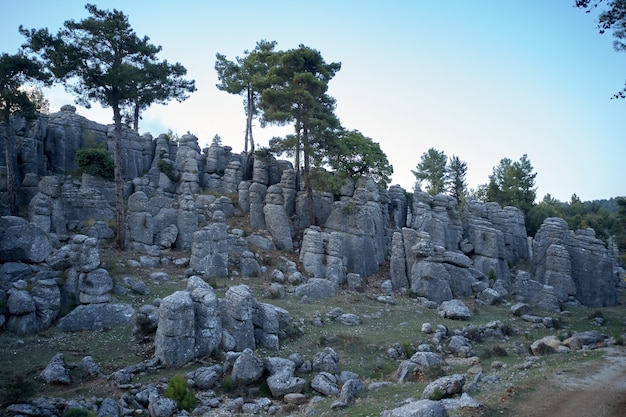 Paisaje geológico con hermosas formaciones rocosas. Antalya, antigua ciudad de Selge, Adam Kayalar, Turquía.