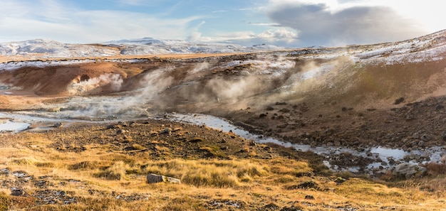 Paisaje geotérmico en tierras islandesas.