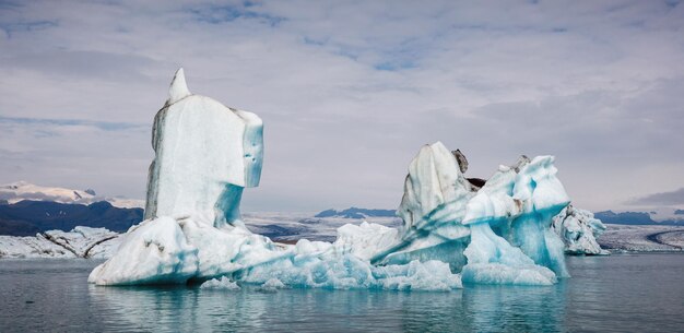 Paisaje glacial islandés iceberg flotando en el agua tranquila toma aérea