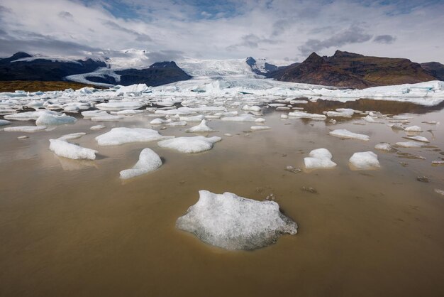 Paisaje glacial islandés iceberg flotando en el agua tranquila