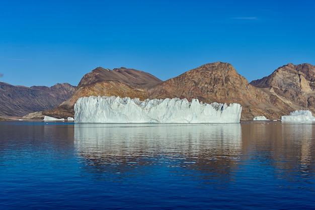 Paisaje de Groenlandia con iceberg