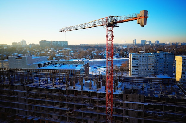 Paisaje de grúas de construcción alineado a la derecha