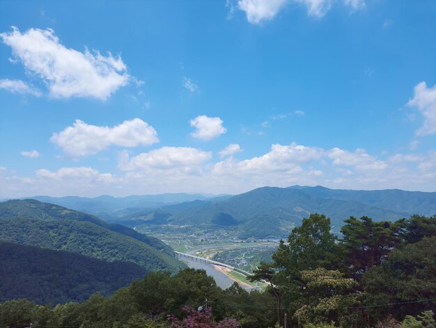 Foto paisaje de gurye con montañas árboles y ríos desde arriba de corea