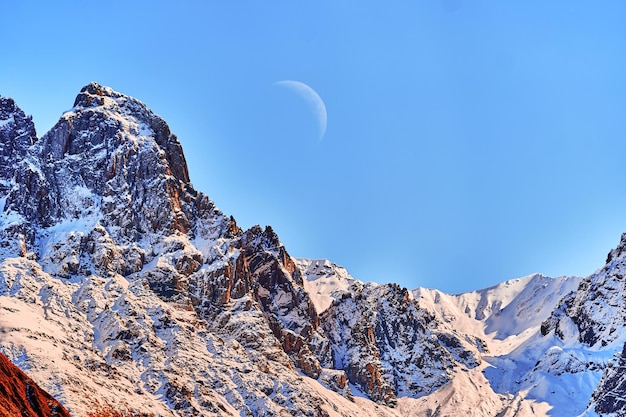 Paisaje de la hermosa y majestuosa cordillera nevada en Georgia