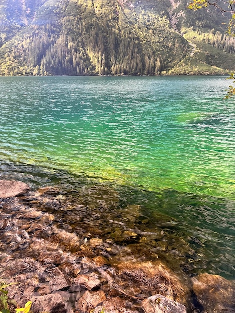 Paisaje de una hermosa naturaleza en las montañas europeas Lago encantador frente a la montaña