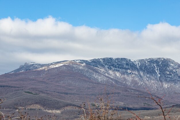 Paisaje de hermosas montañas nevadas en Crimea