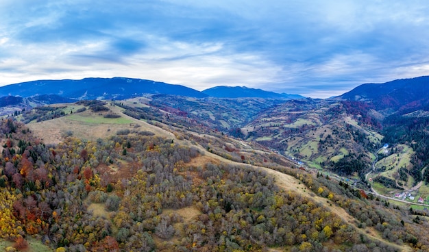 Paisaje de hermosas montañas de otoño después de la puesta del sol