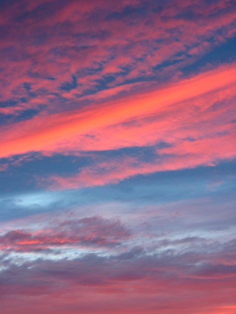 El paisaje con hermosas nubes pintorescas y puesta de sol.