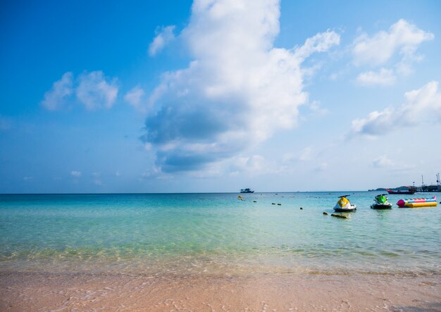 Paisaje de hermosas playas tropicales y cielo azul