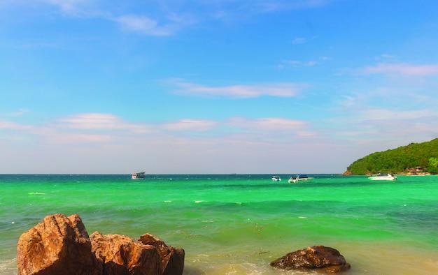 Paisaje de las hermosas playas tropicales para unas vacaciones relajantes.