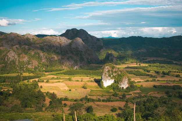 Paisaje. Hermoso amanecer en Phu Lang Ka, Phayao en Tailandia.