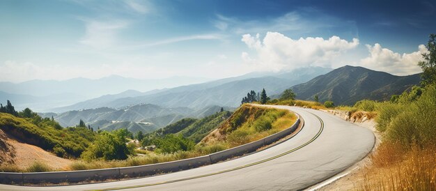 Foto paisaje con hermoso camino de montaña con un asfalto perfecto podría cielo en otoño