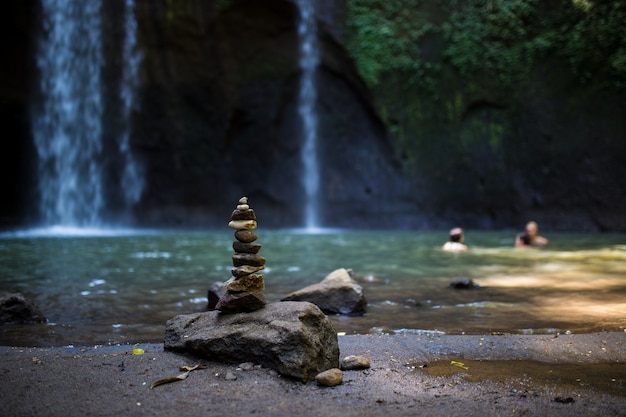 Paisaje hermoso de cascada en el bali