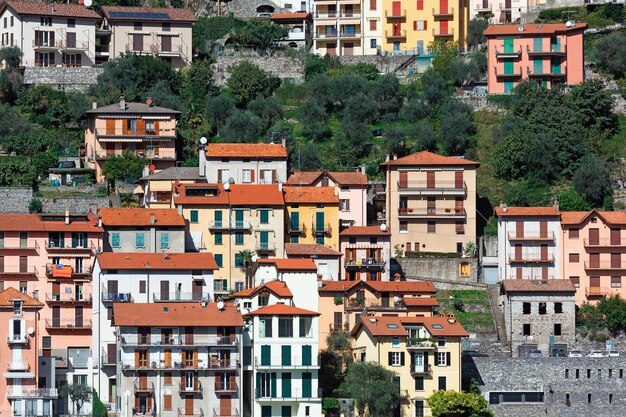 Paisaje hermoso de la ciudad en el lago Como Italia