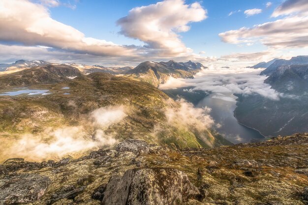 Foto paisaje con el hermoso fiordo noruego eikesdalen vista matutina desde el ojo de los pájaros