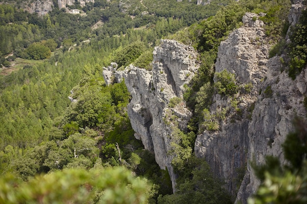 Paisaje del hermoso gotero natural de Sa Stiddiosa ubicado en la parte central de Cerdeña