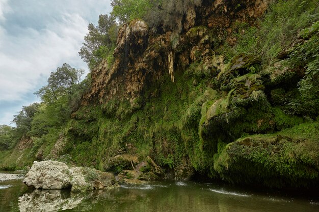 Paisaje del hermoso gotero natural de Sa Stiddiosa ubicado en la parte central de Cerdeña