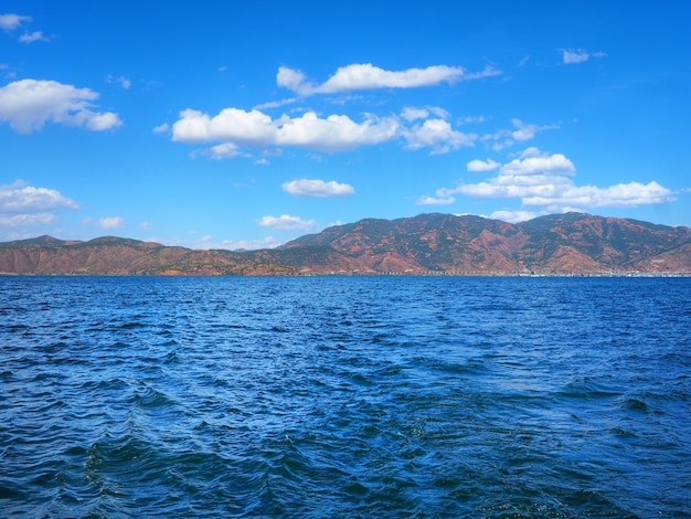 Paisaje hermoso del lago Erhai y del cielo azul claro en Dali, provincia de Yunnan, China.