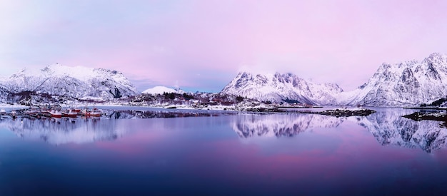 Paisaje con hermoso lago de invierno y montañas nevadas al atardecer en las islas Lofoten en el norte de Noruega. Vista panorámica