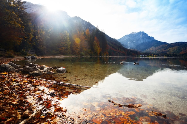 Paisaje con un hermoso lago de montaña con reflejo. otoño