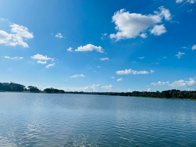 Paisaje hermoso mar y cielo nublado claro