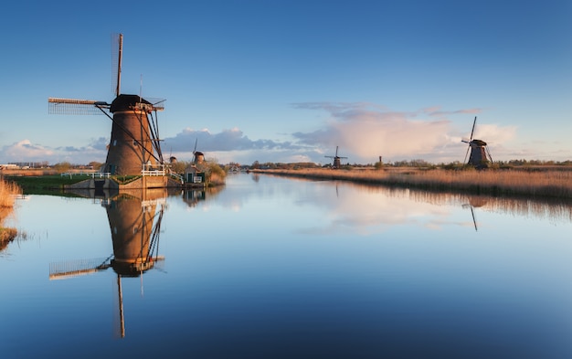 Foto paisaje con hermosos molinos de viento holandeses tradicionales al amanecer