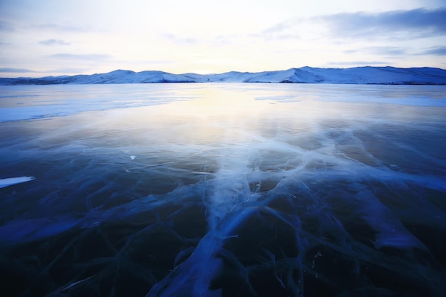 paisaje de hielo baikal, temporada de invierno, hielo transparente con grietas en el lago