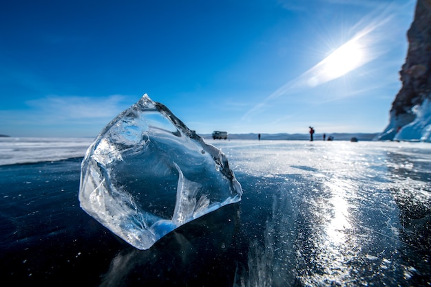 Paisaje de hielo natural en agua helada en el lago Baikal, Siberia, Rusia.