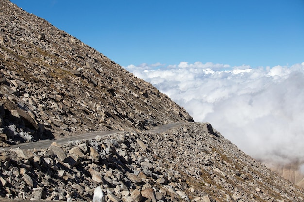 Paisaje del Himalaya en el Himalaya a lo largo de la autopista ManaliLeh Himachal Pradesh India