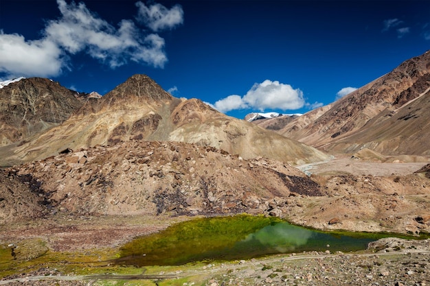 Paisaje del Himalaya con lago de montaña