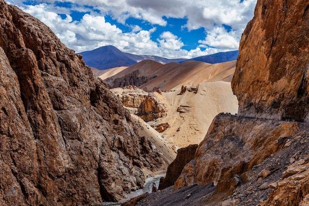 Paisaje del Himalaya en las montañas del Himalaya