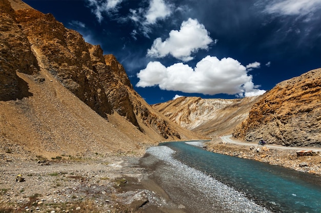 Paisaje del Himalaya con moto