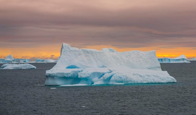 Paisaje de iceberg cerca de la Península Antártica Península Antártica Antártida