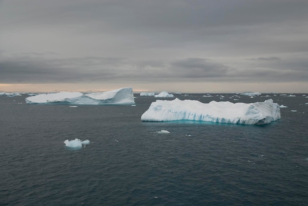 Paisaje de iceberg cerca de la Península Antártica Península Antártica Antártida