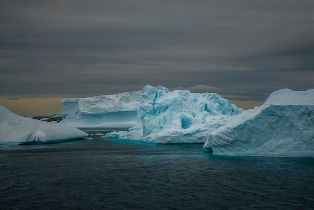 Paisaje de iceberg cerca de la Península Antártica Península Antártica Antártida