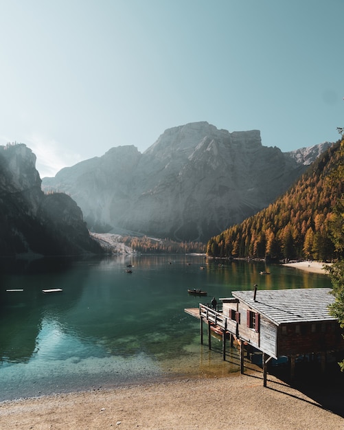 El paisaje icónico del famoso lago di Braies en el sur del Tirol, Italia.