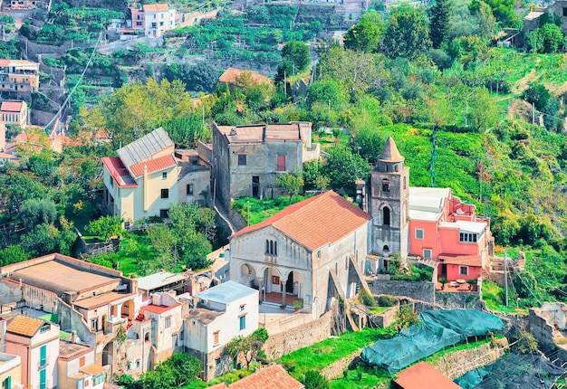 Paisaje con iglesia y casas en el pueblo de Ravello, mar Tirreno, costa de Amalfi, Italia