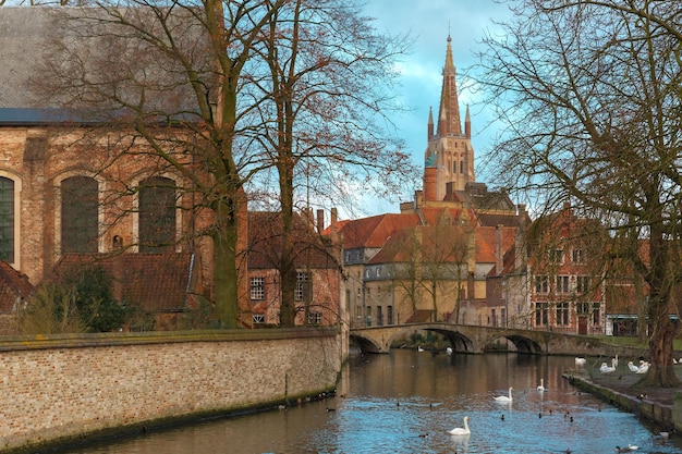 Paisaje en la iglesia y el puente del lago minnewater en brujas bélgica