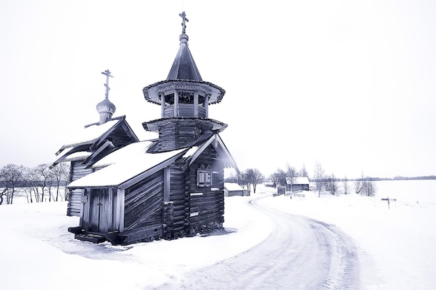 paisaje en la iglesia rusa kizhi vista de invierno / temporada de invierno nevadas en el paisaje con la arquitectura de la iglesia