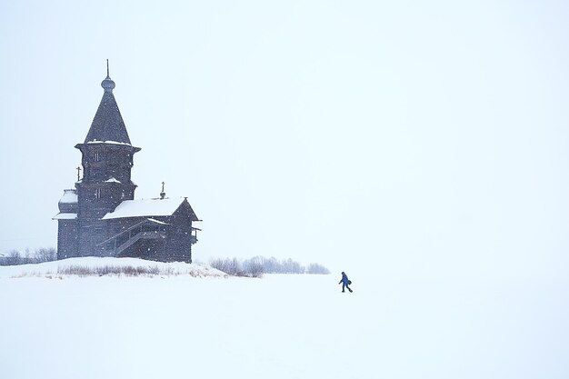 paisaje en la iglesia rusa kizhi vista de invierno / temporada de invierno nevadas en el paisaje con la arquitectura de la iglesia