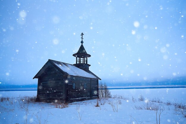 paisaje en la iglesia rusa kizhi vista de invierno / temporada de invierno nevadas en el paisaje con la arquitectura de la iglesia