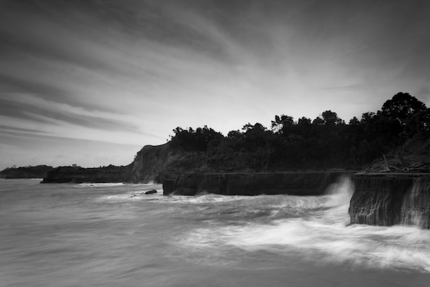 Paisaje indonesio hermosas playas y olas altas