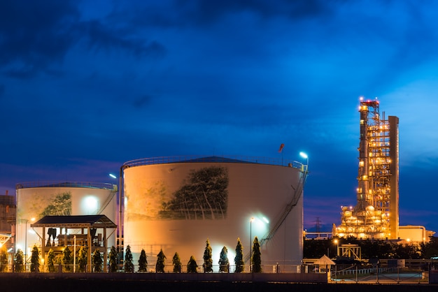 Paisaje de la industria de la refinería de petróleo con tanque de almacenamiento de petróleo en la noche.