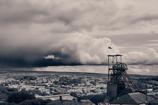 Foto un paisaje industrial en blanco y negro fotografiado en un día nublado