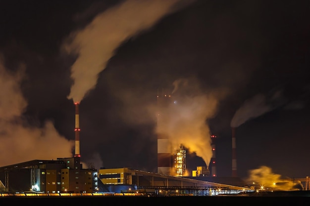 Paisaje industrial nocturno Contaminación ambiental Residuos de la planta de energía térmica Grandes tuberías de la planta empresarial de la industria química