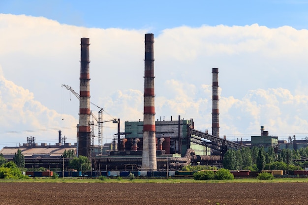 Paisaje industrial Vista de la fábrica en la región de Nikopol Dnepropetrovsk