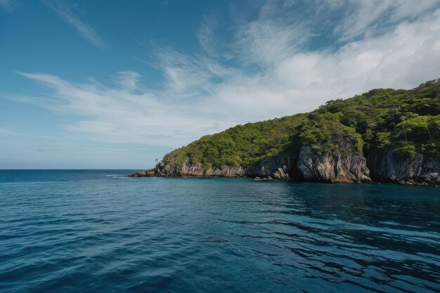 un paisaje insular con mar azul