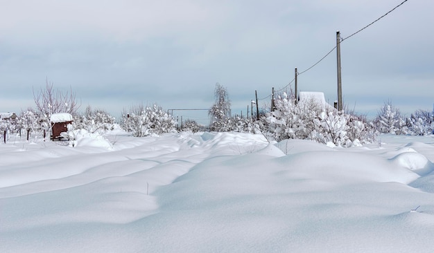 Paisaje invernal en las afueras del pueblo cubierto de nieve profunda