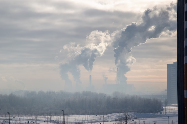 Foto paisaje invernal con chimeneas humeantes planta de energía cálida