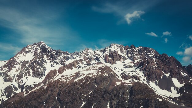 Paisaje invernal de la cordillera de nieve